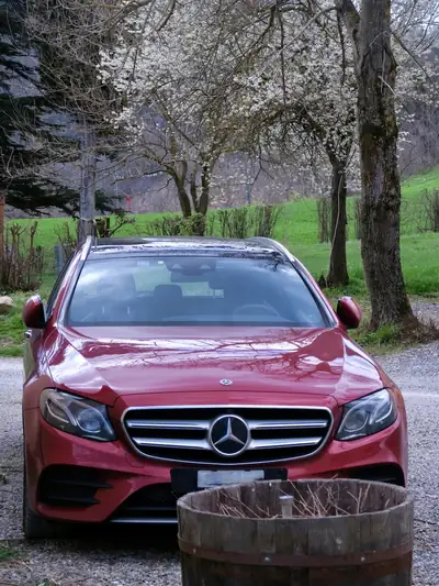 Mercedes-Benz E 200 AMG Premium Plus — Break élégant, hybride essence et équipements premium — Innenraum
