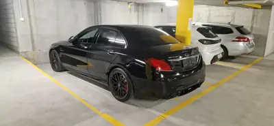 Mercedes-Benz C 63 S AMG Speedshift — Performance brute, garantie constructeur et très peu roulée — fianco