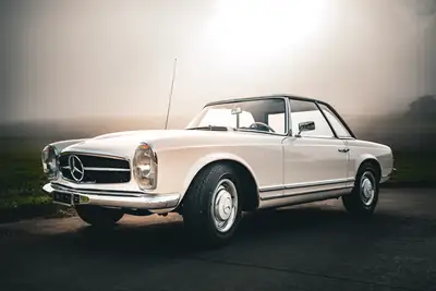 Mercedes-Benz SL 230 Pagode 1964 — Cabriolet de légende, trois places et hardtop — vue extérieure
