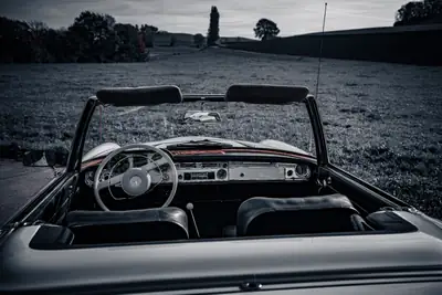 Mercedes-Benz SL 230 Pagode 1964 — Cabriolet de légende, trois places et hardtop — détail