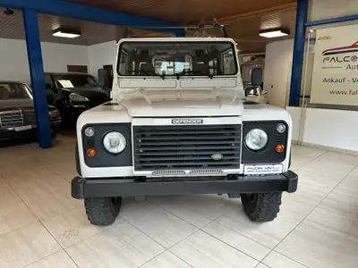 Land Rover Defender 90 2.5 Td5 — Le légendaire utilitaire 4x4, fiable et intemporel — côté