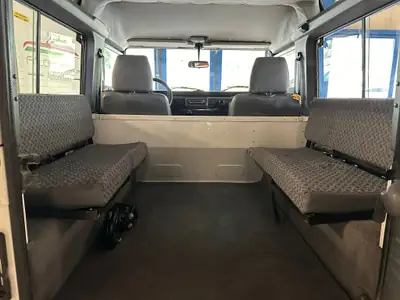 Land Rover Defender 90 2.5 Td5 — Le légendaire utilitaire 4x4, fiable et intemporel — Miniature 15