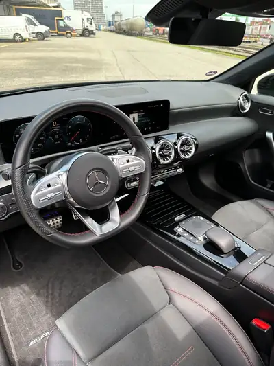 Mercedes-Benz Classe A 200 AMG Line — Berline dynamique, 20 000 km, première main — Miniature 13