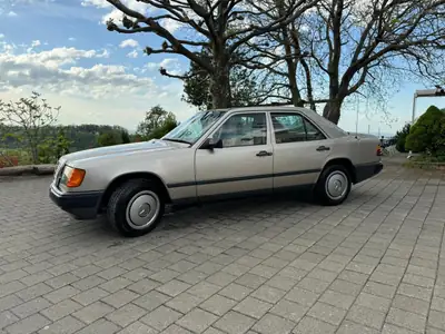 Mercedes-Benz 300 E 1986 — Berline de prestige vétéran, 180 ch authentiques — arrière
