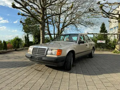 Mercedes-Benz 300 E 1986 — Berline de prestige vétéran, 180 ch authentiques — intérieur