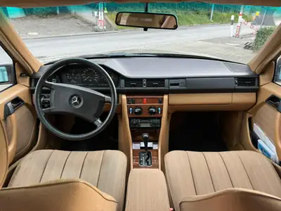 Mercedes-Benz 300 E 1986 — Berline de prestige vétéran, 180 ch authentiques — détail