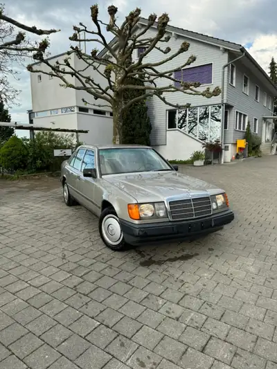Mercedes-Benz 300 E 1986 — Berline de prestige vétéran, 180 ch authentiques — tableau de bord