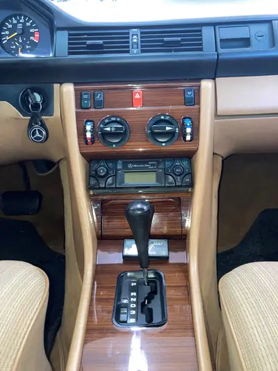 Mercedes-Benz 300 E 1986 — Berline de prestige vétéran, 180 ch authentiques — Miniature 7
