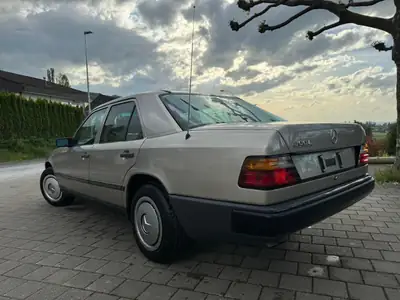 Mercedes-Benz 300 E 1986 — Berline de prestige vétéran, 180 ch authentiques — Miniature 9