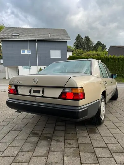 Mercedes-Benz 300 E 1986 — Berline de prestige vétéran, 180 ch authentiques — Miniature 10
