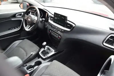 Kia Ceed 1.4 T-GDi Style 2018 — Berline dynamique, équipée et sans sinistre — Miniature 27