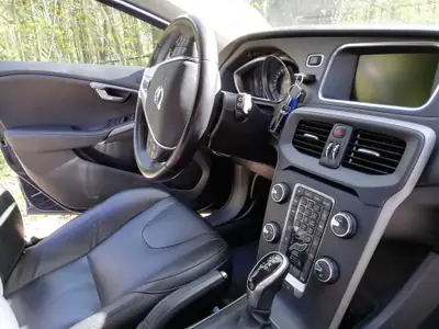 Volvo V40 D3 Momentum Geartronic — Berline compacte diesel fiable, 108 500 km — interni