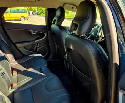 Volvo V40 D3 Momentum Geartronic — Berline compacte diesel fiable, 108 500 km — cruscotto
