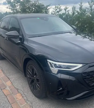Audi Q8 Sportback 50 e-tron S line — SUV électrique premium, 51 000 km seulement — intérieur