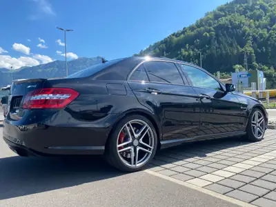 Mercedes-Benz E 63 AMG — Berline haute performance, 525 ch et boîte 7G-Tronic — Heckansicht
