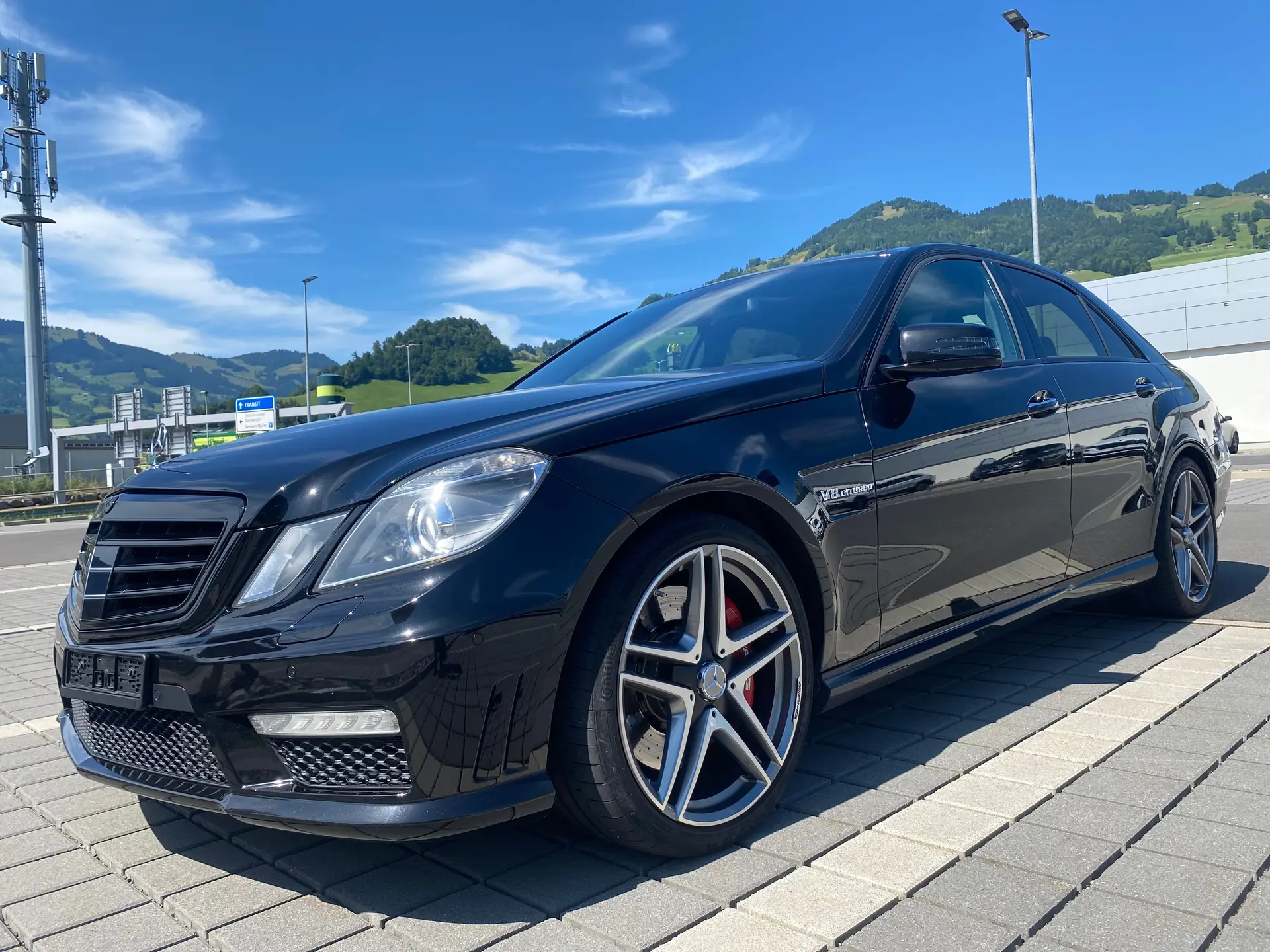 Mercedes-Benz E 63 AMG — Berline haute performance, 525 ch et boîte 7G-Tronic — Außenansicht