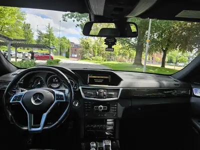 Mercedes-Benz E 63 AMG — Berline haute performance, 525 ch et boîte 7G-Tronic — Miniatur 10