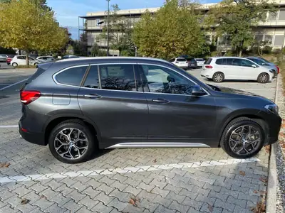 BMW X1 xDrive 20i xLine — SUV compact premium 4x4, toit panoramique ouvrant — rear view