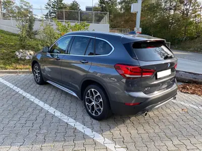 BMW X1 xDrive 20i xLine — SUV compact premium 4x4, toit panoramique ouvrant — detail