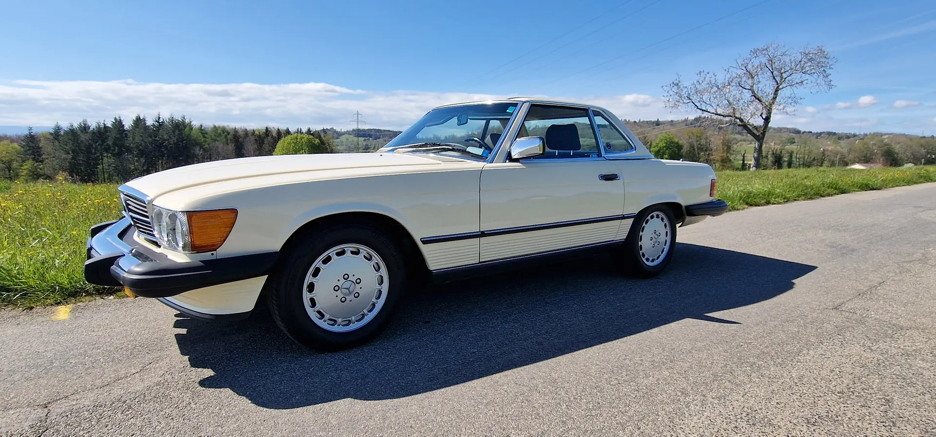 Mercedes-Benz 560 SL — Cabriolet légendaire, 227 ch, histórien impeccable — vue extérieure