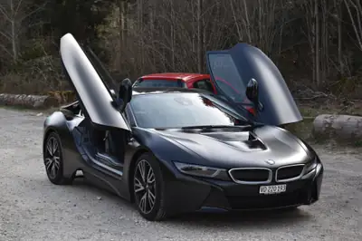 BMW i8 Coupé — Hypercar hybride rechargeable, 27'000 km seulement — fianco