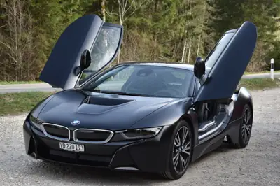BMW i8 Coupé — Hypercar hybride rechargeable, 27'000 km seulement — vista esterna