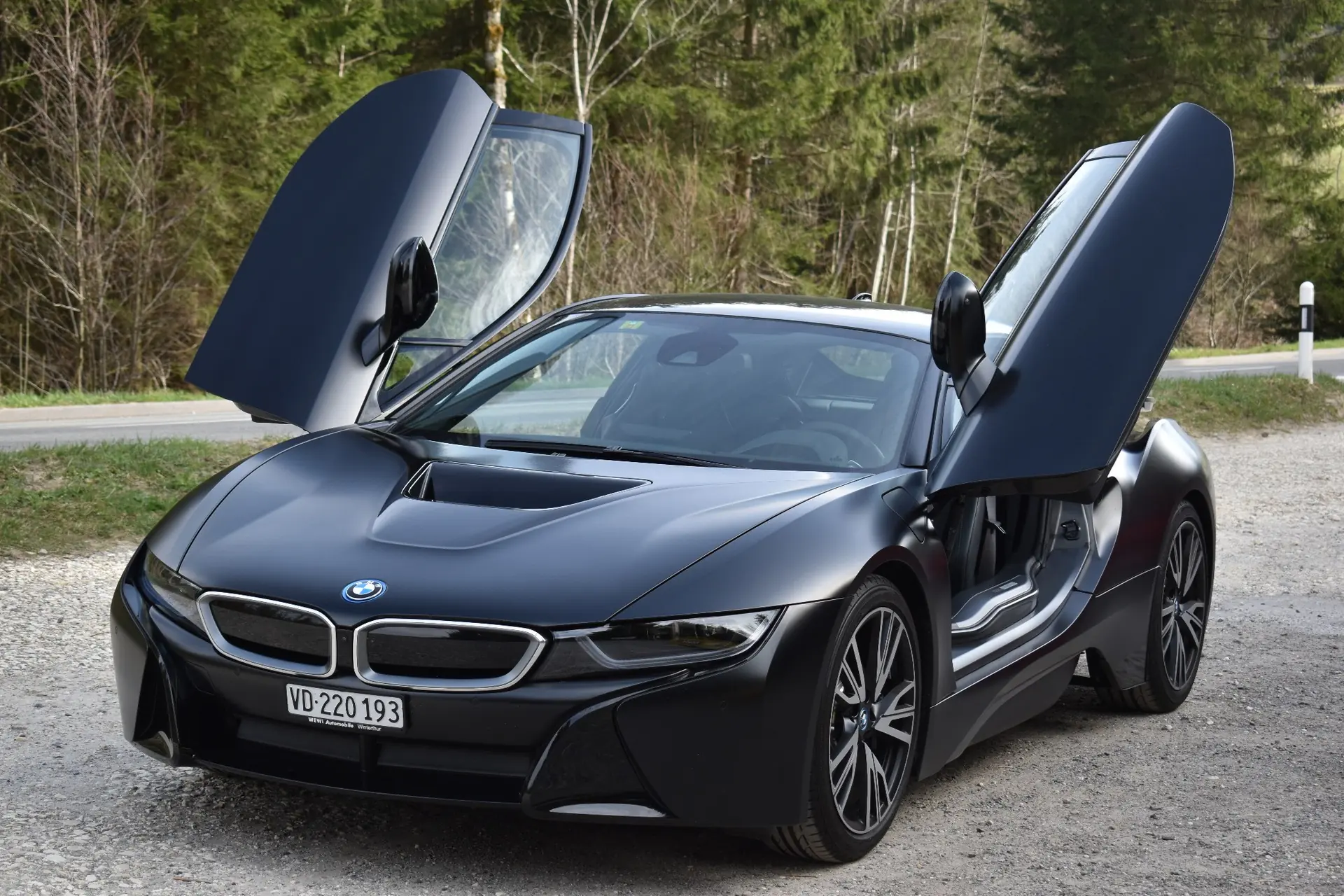 BMW i8 Coupé — Hypercar hybride rechargeable, 27'000 km seulement — vista esterna