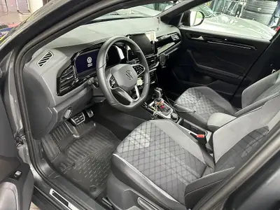 VW T-Roc 2.0 TSI R-Line DSG 4Motion — SUV compact dynamique, 7500 km seulement — detail