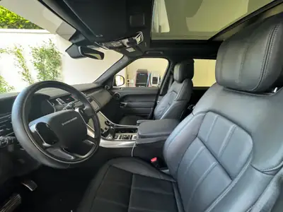 Land Rover Range Rover Sport P400e — SUV hybride rechargeable, 11'000 km seulement — vue extérieure