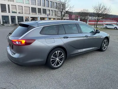 Opel Insignia Sports Tourer 1.6 CDTI — Monospace élégant, motorisation diesel économe — fianco