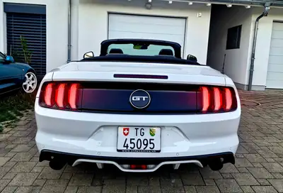 Ford Mustang Convertible 5.0 GT — Cabriolet V8 légendaire, son Remus et suspension abaissée — arrière