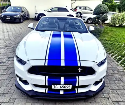 Ford Mustang Convertible 5.0 GT — Cabriolet V8 légendaire, son Remus et suspension abaissée — détail