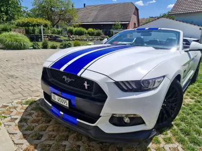 Ford Mustang Convertible 5.0 GT — Cabriolet V8 légendaire, son Remus et suspension abaissée — intérieur
