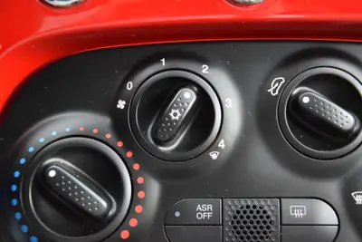 Fiat 500 1.4 16V Lounge Dualogic — Citadine iconique, toit ouvrant, boîte auto — Miniature 14