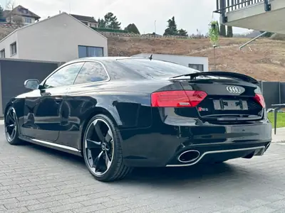 Audi RS5 Coupé 4.2 FSI — 450 ch, design noir intégral, propulsion quattro — rear view