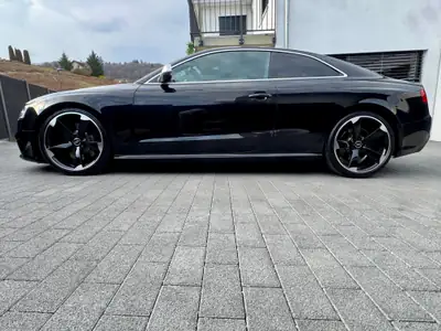 Audi RS5 Coupé 4.2 FSI — 450 ch, design noir intégral, propulsion quattro — side view