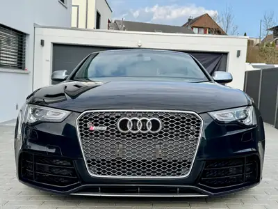 Audi RS5 Coupé 4.2 FSI — 450 ch, design noir intégral, propulsion quattro — exterior view