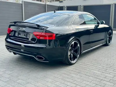 Audi RS5 Coupé 4.2 FSI — 450 ch, design noir intégral, propulsion quattro — interior