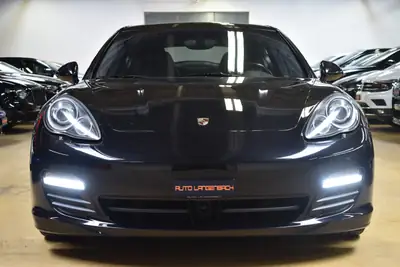 Porsche Panamera 4S — Berline sportive 400 ch, toit panoramique, navigation premium — tableau de bord