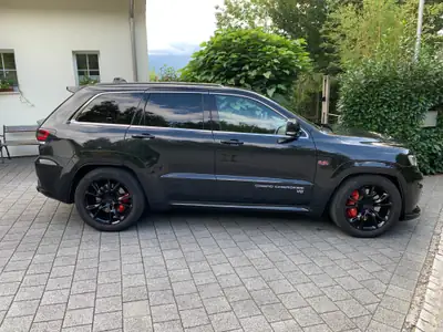 Jeep Grand Cherokee 6.4 V8 HEMI SRT8 — Muscle SUV américain, motorisation extrême — Detail