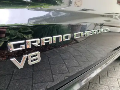 Jeep Grand Cherokee 6.4 V8 HEMI SRT8 — Muscle SUV américain, motorisation extrême — Miniatur 8
