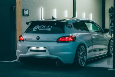 VW Scirocco 2.0 TSI R DSG — Coupé sportif 265 ch, sans accident, finition UNIKAT — côté