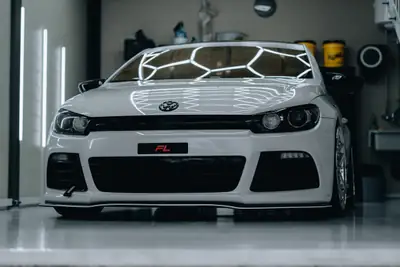 VW Scirocco 2.0 TSI R DSG — Coupé sportif 265 ch, sans accident, finition UNIKAT — intérieur
