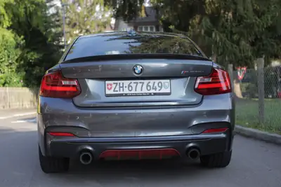 BMW M235i xDrive Coupé — Performance M avec extras carbone et 4 places — detail
