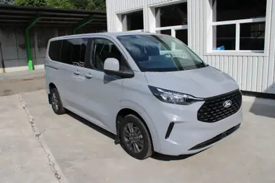 Ford Tourneo Custom Titanium L1 — Monospace familial spacieux, motorisation diesel efficace — vue extérieure