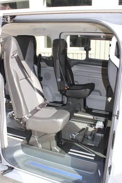 Ford Tourneo Custom Titanium L1 — Monospace familial spacieux, motorisation diesel efficace — tableau de bord