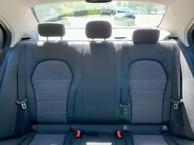 Mercedes-Benz C 400 Avantgarde 4Matic — Berline sport 333 ch, entretien impeccable — Heckansicht