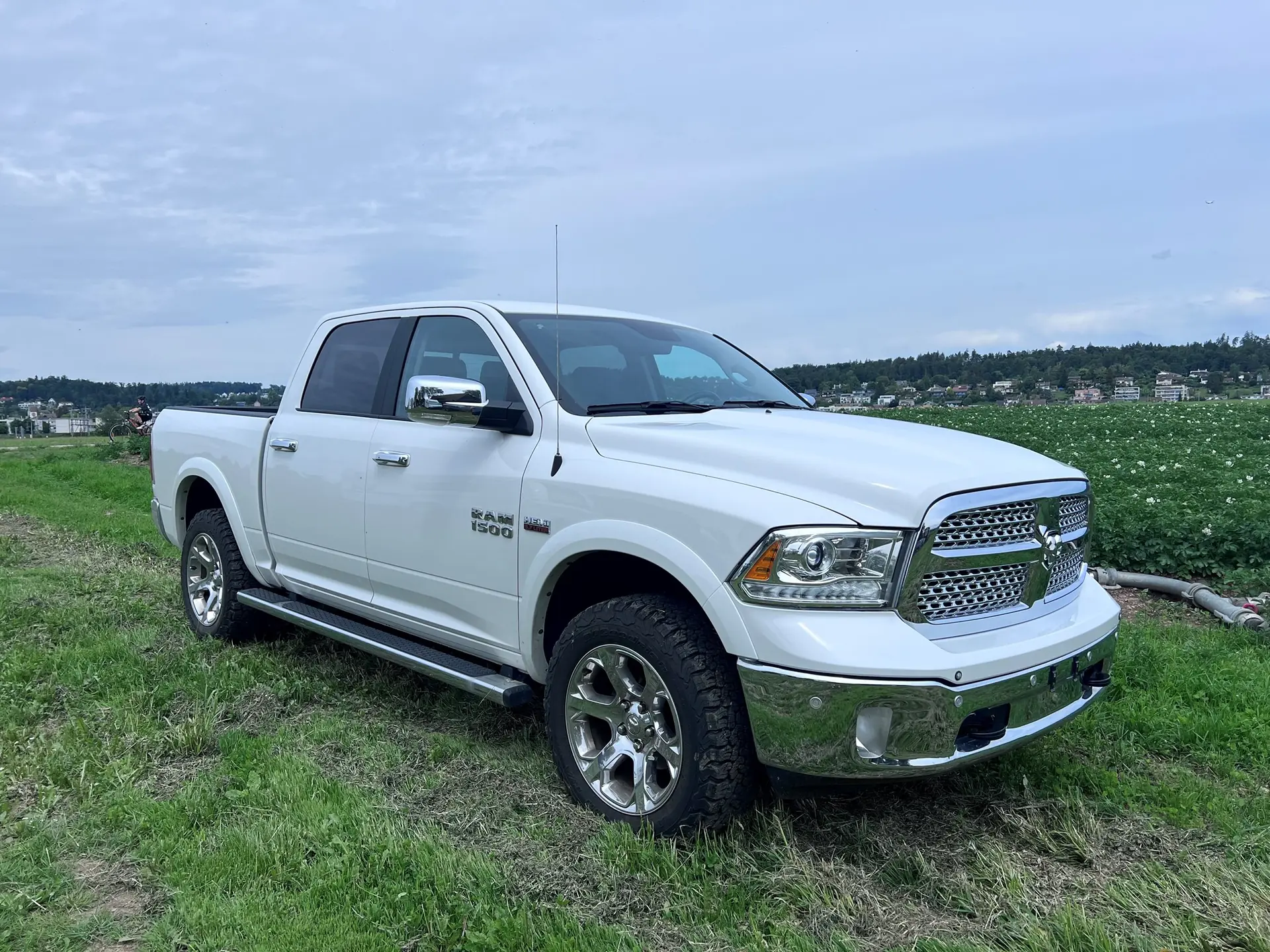 Dodge Ram Laramie 2019 — Pickup musclé 400 ch, transmission intégrale, entretien complet — Außenansicht