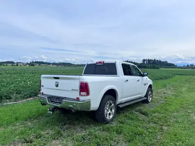 Dodge Ram Laramie 2019 — Pickup musclé 400 ch, transmission intégrale, entretien complet — Heckansicht