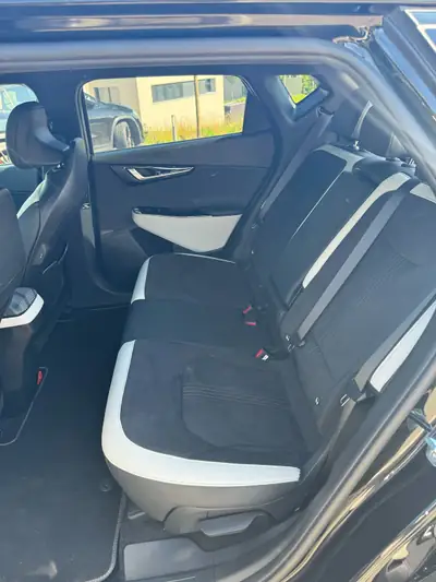 Kia EV6 77.4 kWh GT-Line 4x4 — SUV électrique haute performance, 23 600 km seulement — Miniature 8